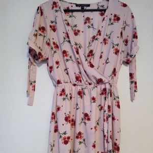 DRESS ONE ClOTHING ZIZE M AND COLOR RED AND  RED AND GREEN